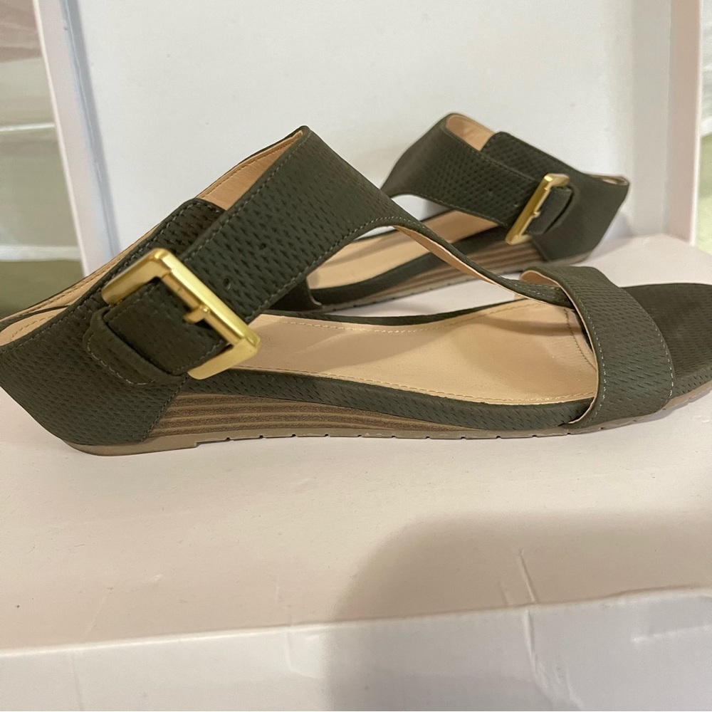 KENNETH COLE REACTION Olive Sandals